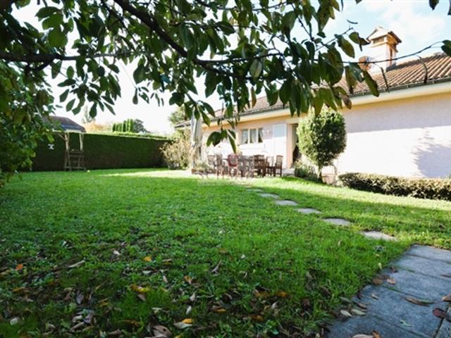 Freistehende Villa mit Pool zum Renovieren