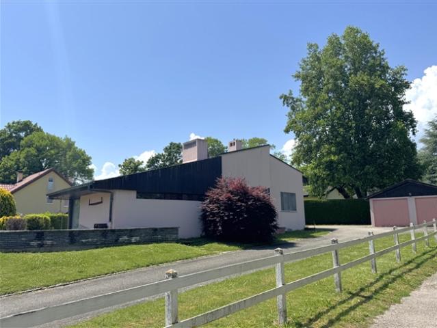 Freistehende Villa mit Swimmingpool, zur Renovierung
