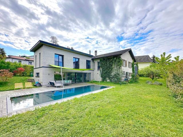Freistehende Villa mit Swimmingpool in der Nähe von Annehmlichkeiten