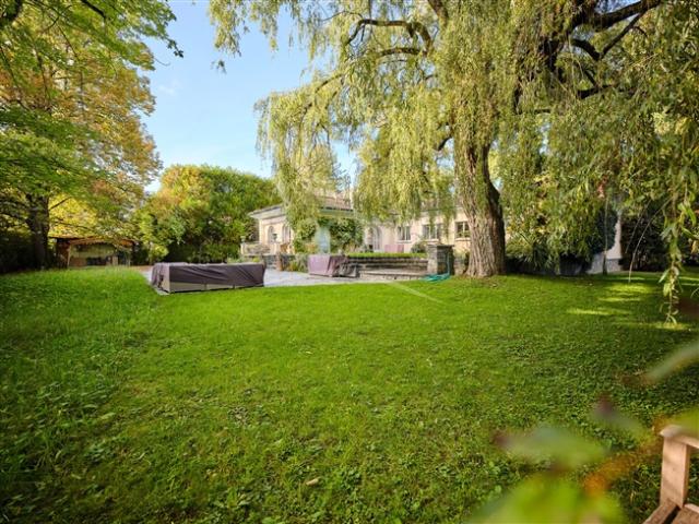 Freistehende Villa mit 5 Schlafzimmern 3 Badezimmer Schwimmbad In der Nähe der Ecolint und Grangettes Klinik