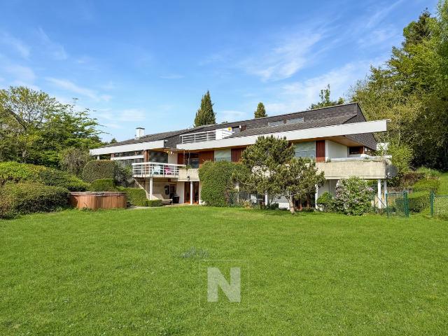 Freistehende Villa mit 9 Zimmern, 248 m² Wohnfläche auf einem Grundstück von mehr als 4.000 m² mit herrlichem Seeblick