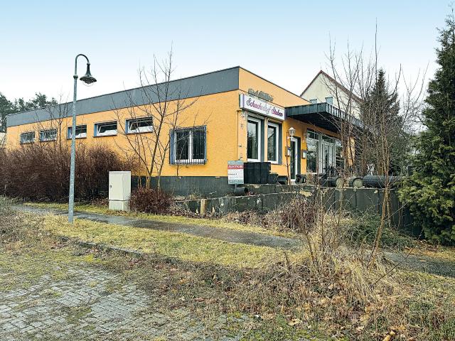 Freistehender Massivbau mit ehemaliger Verkaufsstelle und Gaststätte