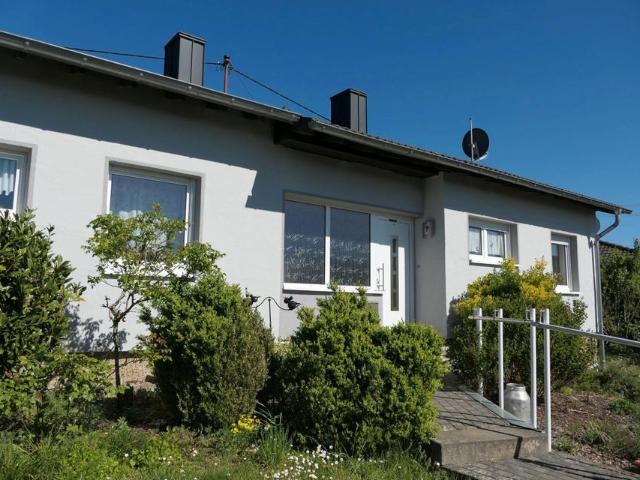 Freistehender Bungalow mit Terrasse und großer Garage