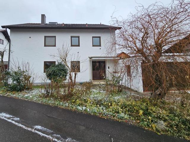 Freistehendes Mehrfamilienhaus mit Doppelgarage und großem Garten