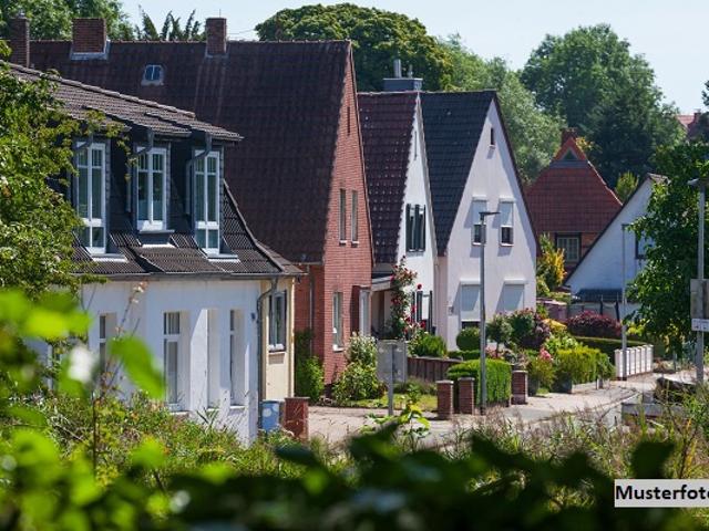 Freistehendes Mehrfamilienhaus mit Gewerbe und 5 Garagen