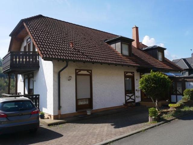 freistehendes Mehrfamilienhaus mit Wintergartenanbau und 2 Garagen in Bad Brückenau Ortsteil