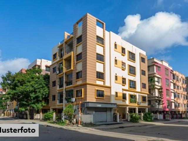 Freistehendes Mehrfamilienhaus und Garagen