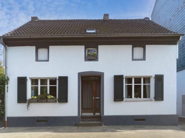 Freistehendes Altbau Einfamilienhaus mit Einliegerwohnung, Lager, drei Garagen und großem Grundstück