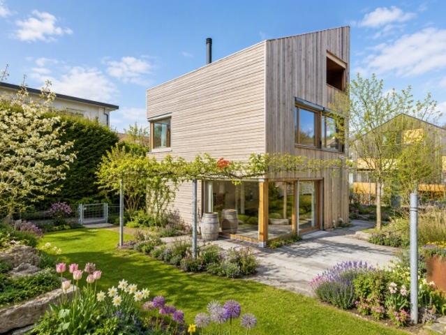 Freistehendes Architektenhaus in sonniger Lage