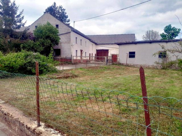 Freistehendes Bauernhaus mit angebauter, großer Scheune, alles massiv aus Bruchstein erbaut, in Heisdorf, Verbandsgem. Prüm in RPL