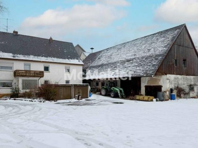Freistehendes Bauernhaus mit großer Scheune und enormem Entwicklungsspielraum