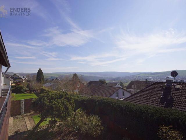 Freistehendes Ein Zweifamilienhaus mit traumhaftem Ausblick und großem Platzangebot