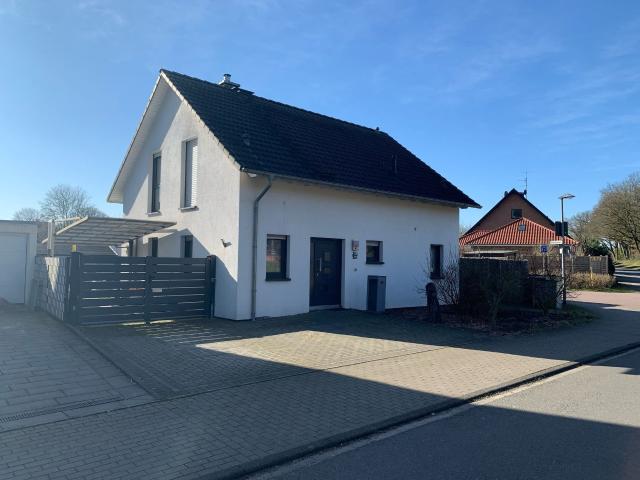 Freistehendes Einfamilienhaus / top Wohnlage / 580 qm Süd EP Grundstück / 124 qm Wohnfläche / offene Küche / Innenkamin / Carport / 35 qm Südterrasse