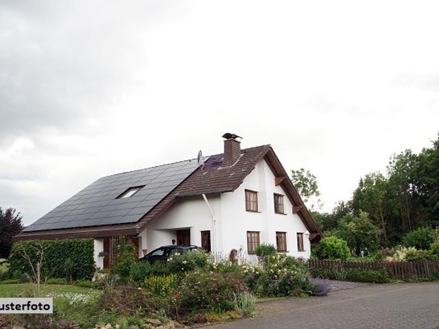 Freistehendes Einfamilienhaus und Garage