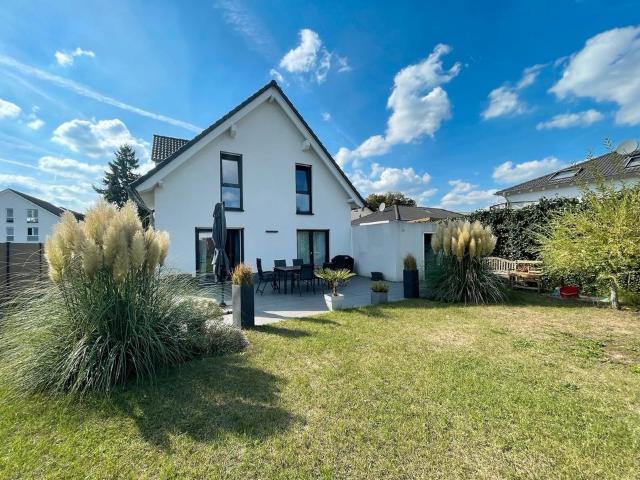 Freistehendes Einfamilienhaus v. 2019 mit großem Garten, zentral