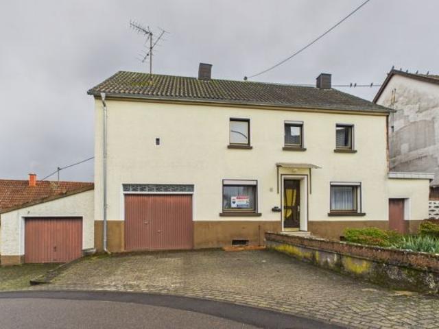 Freistehendes Einfamilienhaus ca. 131m² mit 7 Zimmer, Garten und 2 Garagen. Viel Raum für Ihre Ideen