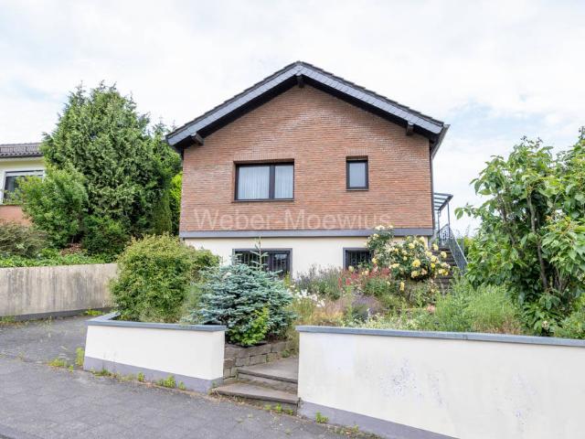 Freistehendes Einfamilienhaus in idyllischer Lage mit Garage, Hobbyraum und charmantem Garten
