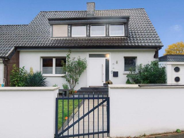 Freistehendes Einfamilienhaus in Meerbusch Osterath mit Pool, Kamin und 2 Garagen