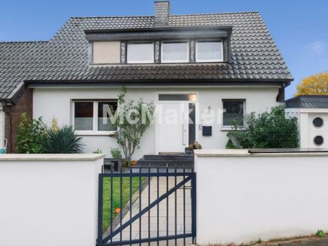 Freistehendes Einfamilienhaus in Meerbusch Osterath mit Pool, Kamin und 2 Garagen