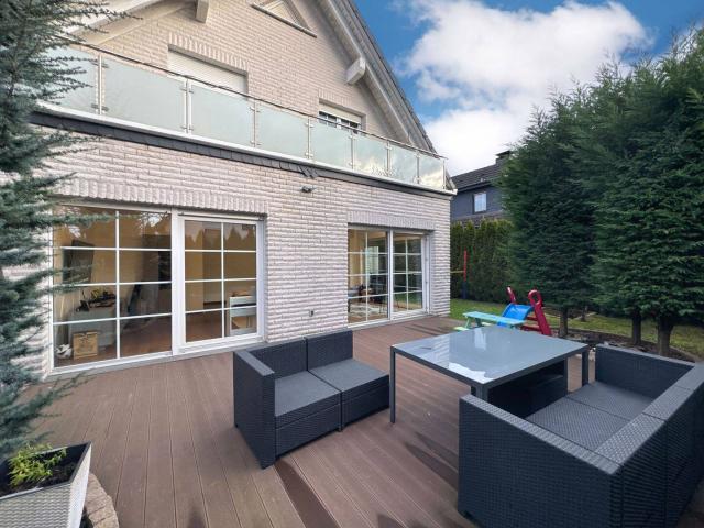 Freistehendes Einfamilienhaus in moderner Architektur mit Wintergarten in ruhiger Lage