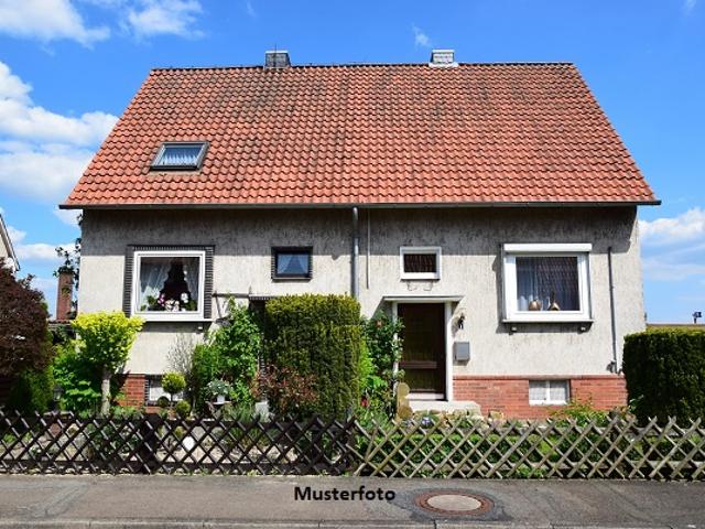 Freistehendes Einfamilienhaus mit 2 Garagen