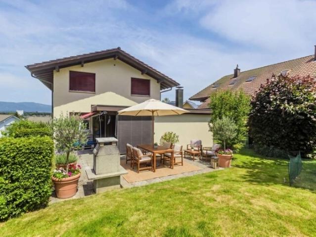 FREISTEHENDES EINFAMILIENHAUS MIT GANZ VIEL GRÜN
