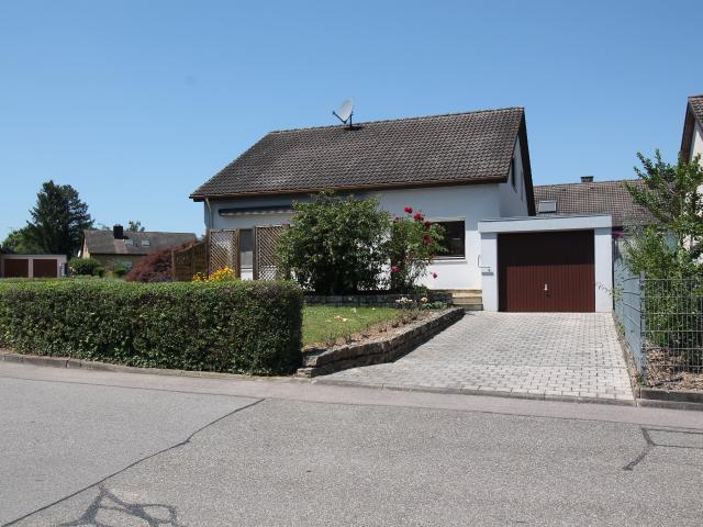 Freistehendes Einfamilienhaus mit Garage im attraktiven Wohngebiet