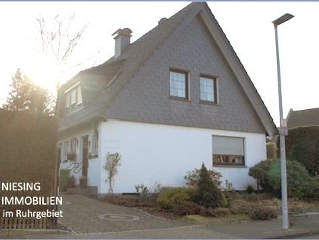 RESERVIERT * Freistehendes Einfamilienhaus mit Garage in grüner Lage von OB Sterkrade *provisionsfrei
