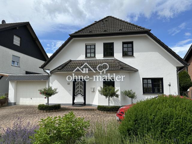 Freistehendes Einfamilienhaus mit Garage in ruhiger Lage