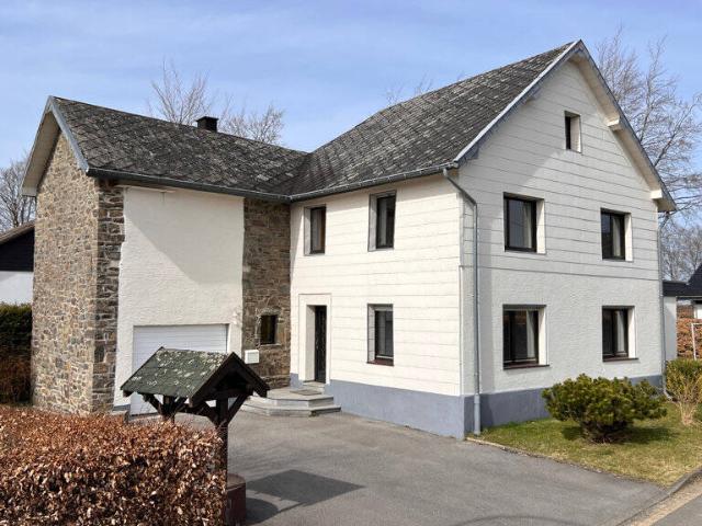 Freistehendes Einfamilienhaus mit Garage und Garten in sehr ruhiger Lage