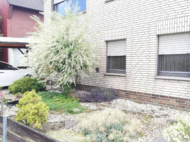 Freistehendes Einfamilienhaus mit Garage und großem Garten