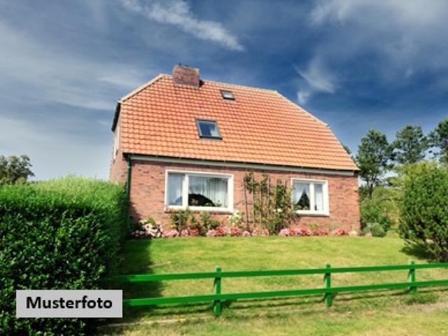 Freistehendes Einfamilienhaus mit Garage