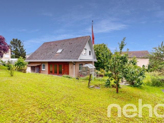 Freistehendes Einfamilienhaus mit Garten und Charakter in Magden