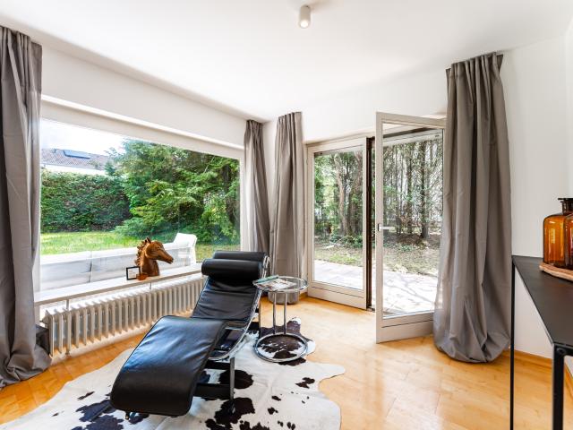 Freistehendes Einfamilienhaus mit Garten und Entwicklungspotenzial