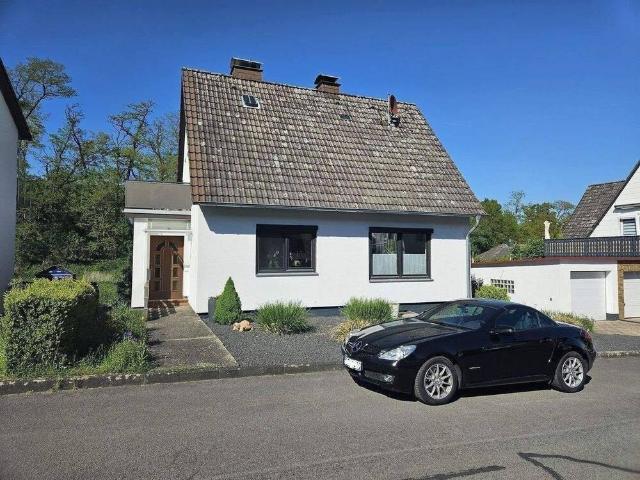 Freistehendes Einfamilienhaus mit Garten und Garage