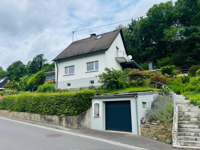 Freistehendes Einfamilienhaus mit Garten, 2 Garagen und Carport  Perfekt für kleine Familie oder Paar