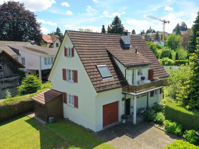 Freistehendes Einfamilienhaus mit grosszügigem Garten an zentraler Lage