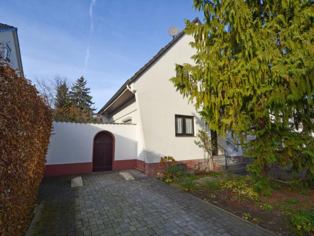 Freistehendes Einfamilienhaus mit großem Garten