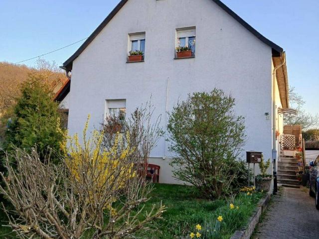 Freistehendes Einfamilienhaus mit großem Garten und viel Potential