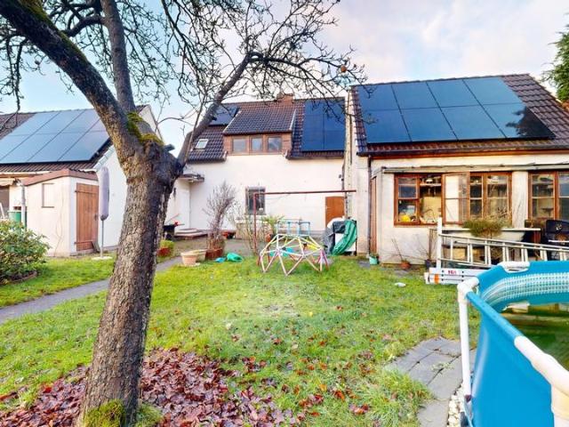 Freistehendes Einfamilienhaus mit großem Grundstück und Garage