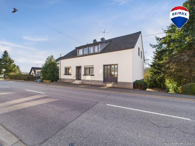Freistehendes Einfamilienhaus mit großem Grundstück und Pool
