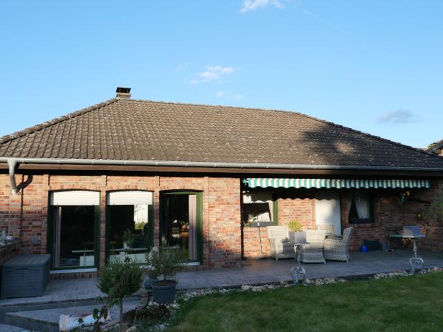 Freistehendes Einfamilienhaus mit Doppel Garage
