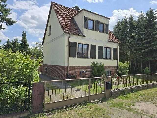Freistehendes Einfamilienhaus mit Doppelcarport in ruhiger Lage in Burg