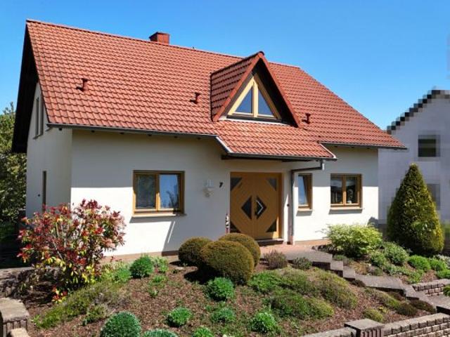 Freistehendes Einfamilienhaus mit Doppelgarage und Garten in Hemmersdorf