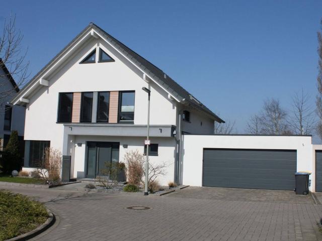 Freistehendes Einfamilienhaus mit Doppelgarage und Gartenanlage KfW Effizienzhaus 55