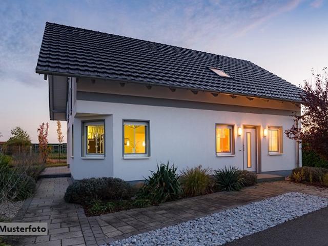 Freistehendes Einfamilienhaus mit Einlieger und Garage