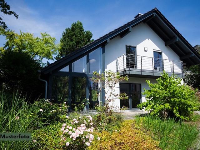 Freistehendes Einfamilienhaus mit Einlieger/Praxis und 2 Garagen