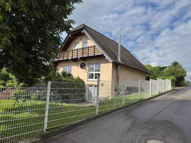 Freistehendes Einfamilienhaus mit herrlichem Grundstück in ruhiger Aussichtslage von KW Berghausen