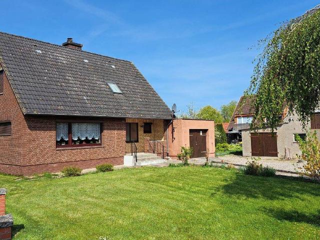 freistehendes Einfamilienhaus mit Nebengebäude und Garagen von privat zu verkaufen