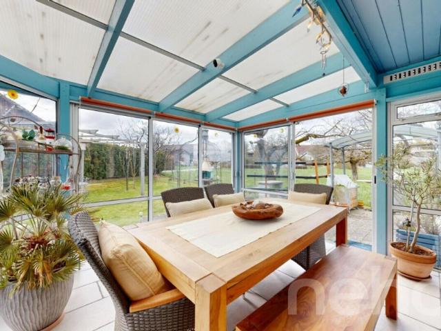 Freistehendes Einfamilienhaus mit sonnigem Garten und Wintergarten